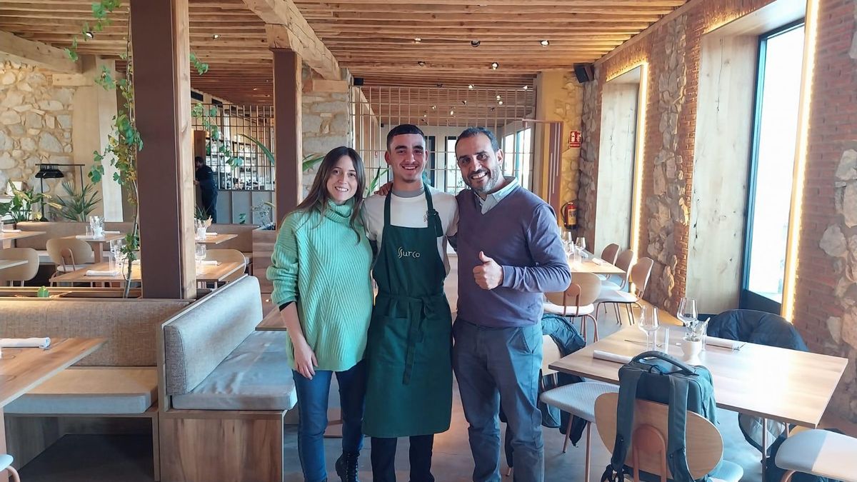 Hassan, con dos miembros del equipo de la Fundación Raíces, en su puesto de trabajo del restaurante 'Surco' de Ávila