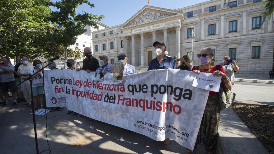 Varias decenas de personas participan en una concentración contra la impunidad del Franquismo, a 18 de julio de 2021, en Madrid (España).