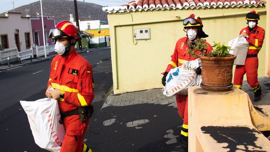 Varios efectivos del segundo Batallón de la Unidad Militar de Emergencias (UME), durante una recogida de enseres en la zona de viviendas San Borondón, en La Palma