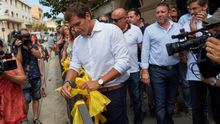 Albert Rivera retira lazos amarillos en la localidad barcelonesa de Aella.