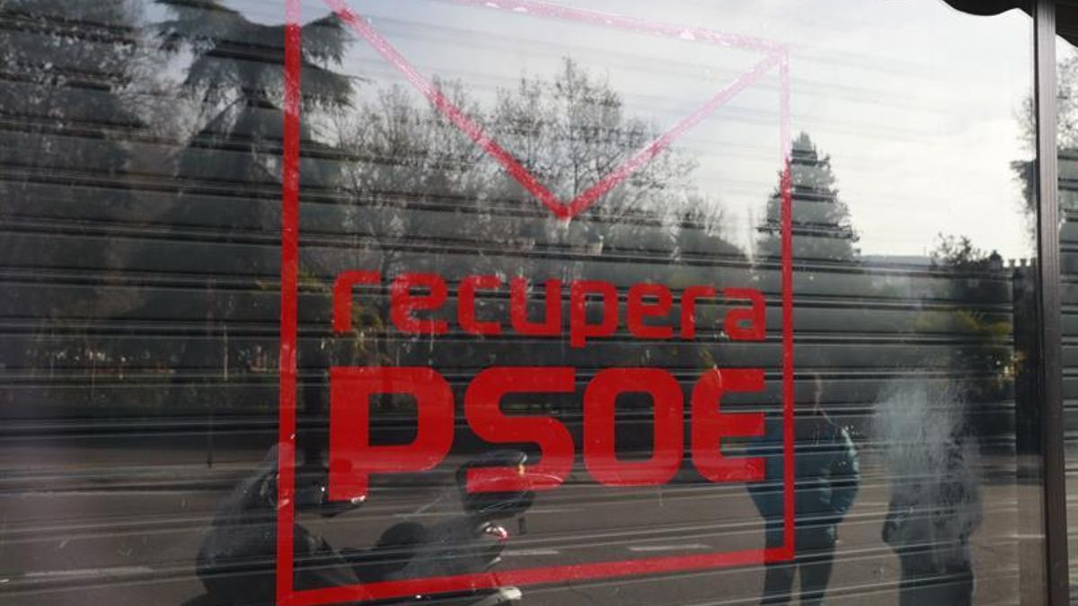 Críticos del PSOE alquilan un local en Ferraz para promover la afiliación.