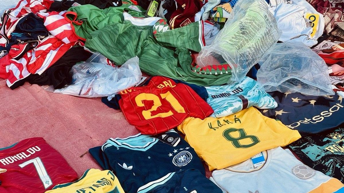 Políticos detrás de la barra, un puesto de La Gilda del Norte y camisetas de España a la venta: la otra cara del Alderdi Eguna
