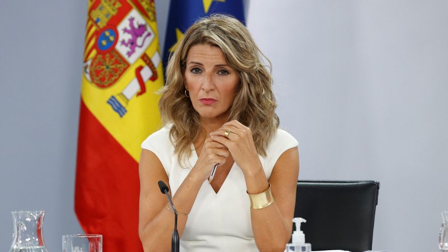 La vicepresidenta segunda y ministra de Trabajo, Yolanda Díaz, participa en la rueda de prensa convocada tras la reunión del Consejo de Ministros, este martes, en el complejo del Palacio de la Moncloa. EFE/J.J. Guillén