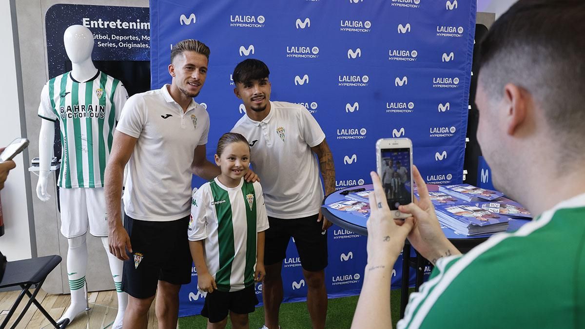 Isma Ruiz y Kevin Medina firman autógrafos a los aficionados del Córdoba CF
