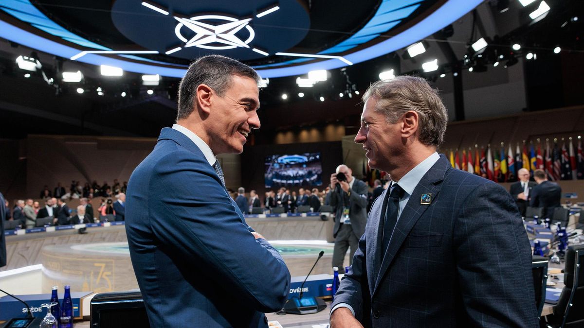 El presidente del Gobierno, Pedro Sánchez (i) participa en la última jornada de la Cumbre de la OTAN, en el Centro de Convenciones Walter E. Washington, a 11 de julio de 2024, en Washington