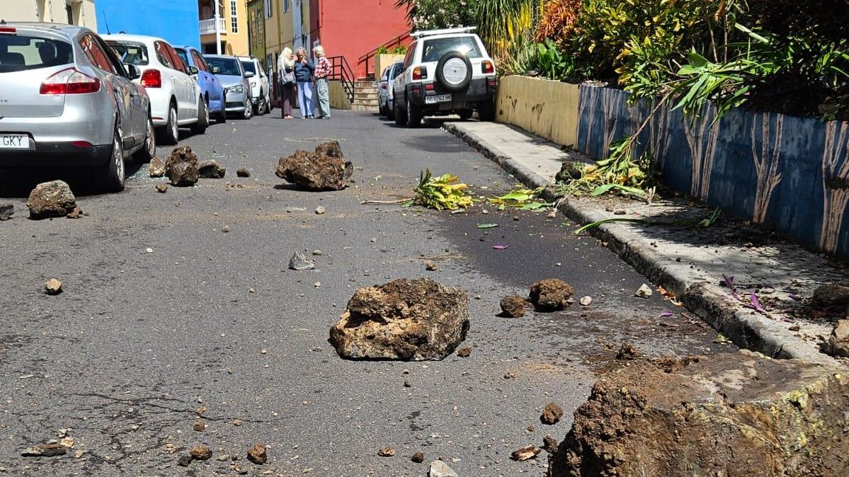 Un derrumbe en una calle de Tazacorte daña varios vehículos