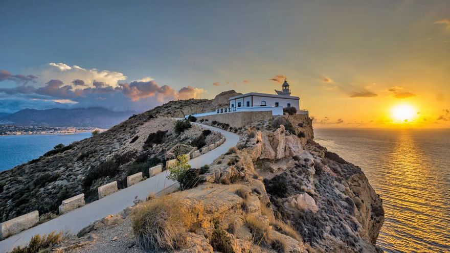 Una ruta de senderismo imprescindible: el faro entre acantilados y mar en Alicante