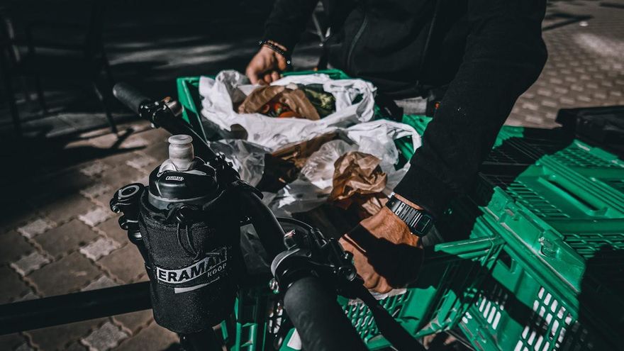 Un grupo de jóvenes vascos planta cara a Glovo creando una cooperativa de repartidores en bicicleta