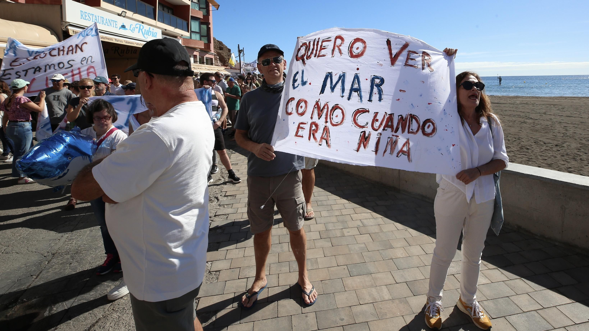 Manifestación en Melenara contra los vertidos: "Esto huele a muerto"