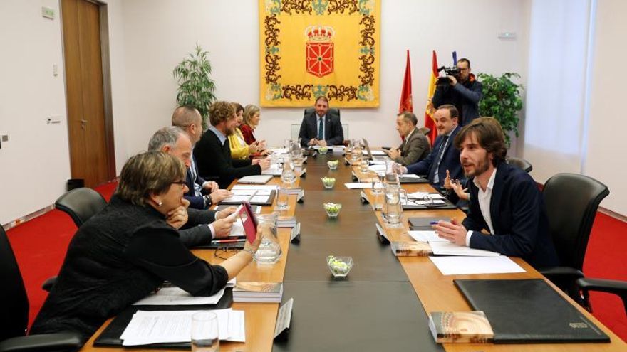 La Mesa y la Junta de Portavoces del Parlamento de Navarra durante la reunión que han mantenido este lunes en el Parlamento de Navarra.