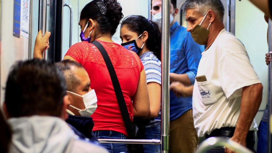 Personas se trasladan en el sistema de Transporte colectivo (Metro), de la Ciudad de México (México). Tras cuatro meses consecutivos de reducción de contagios en México, la pandemia de covid-19 vuelve a repuntar en varias zonas del país. EFE/ Carlos Ramírez