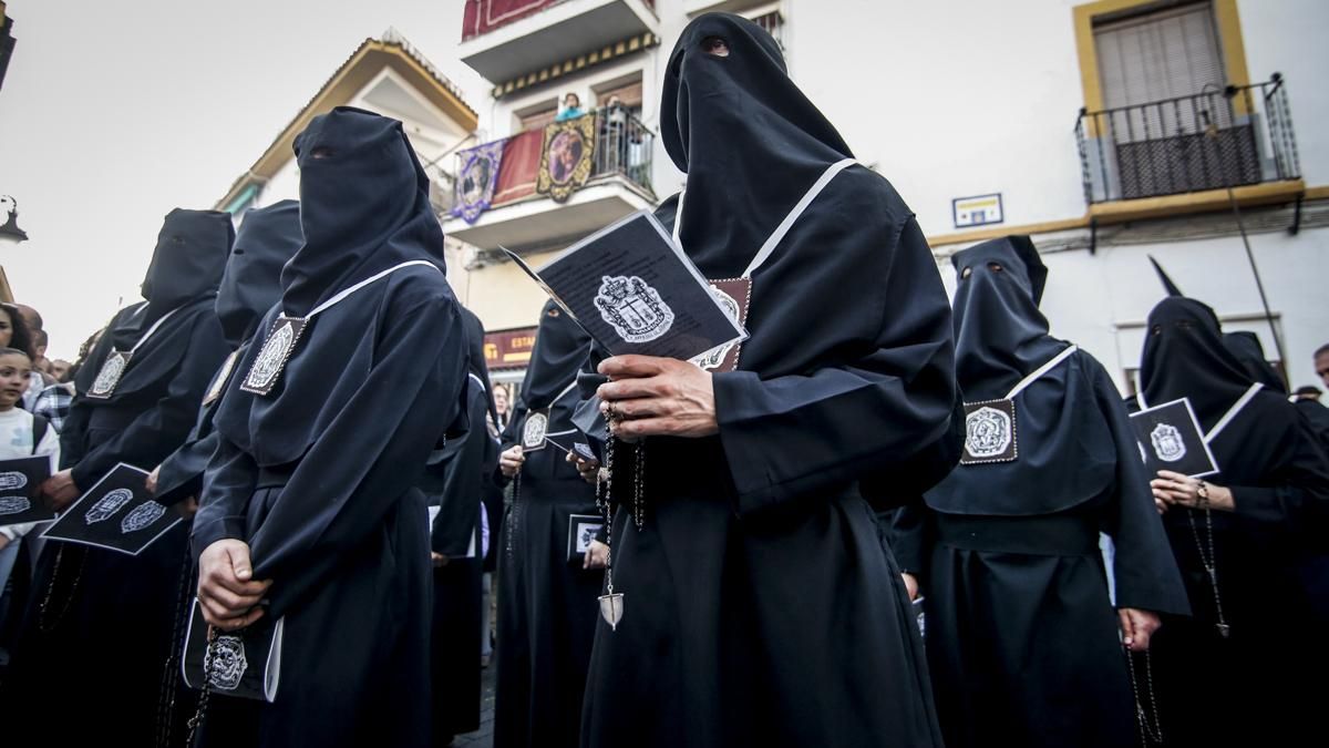 La salida procesional de la hermandad de Ánimas, en imágenes