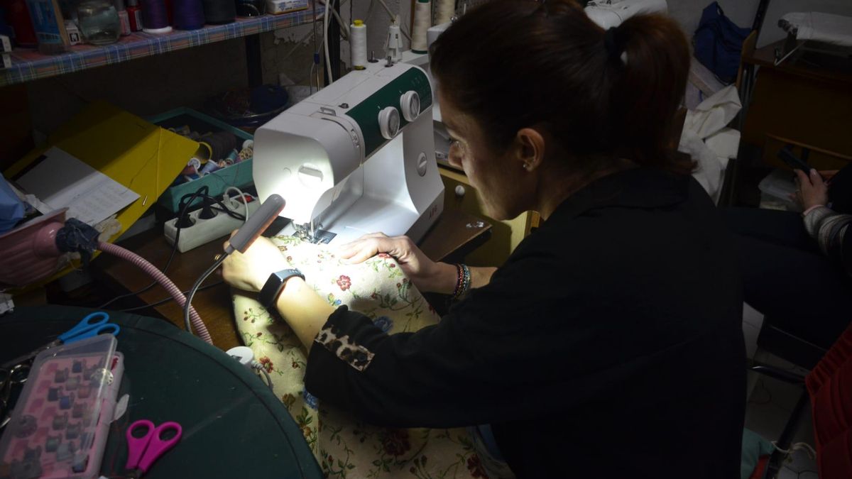 Lidia, en la máquina de coser, ultimando un zagalejo