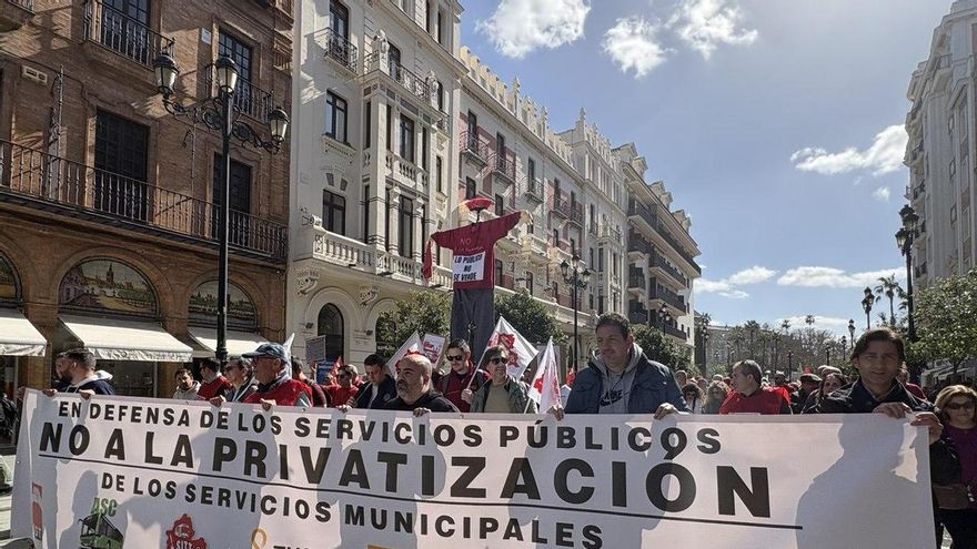 "Nos está dejando morir": la plantilla de limpieza en los colegios de Sevilla eleva el pulso en la calle contra la privatización