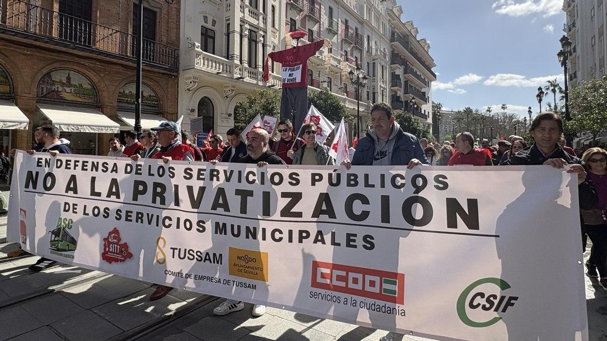 "Nos está dejando morir": la plantilla de limpieza en los colegios de Sevilla eleva el pulso en la calle contra la privatización