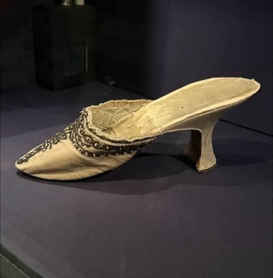 Zapatito real (que en film juega con zapatillas del siglo XXI)