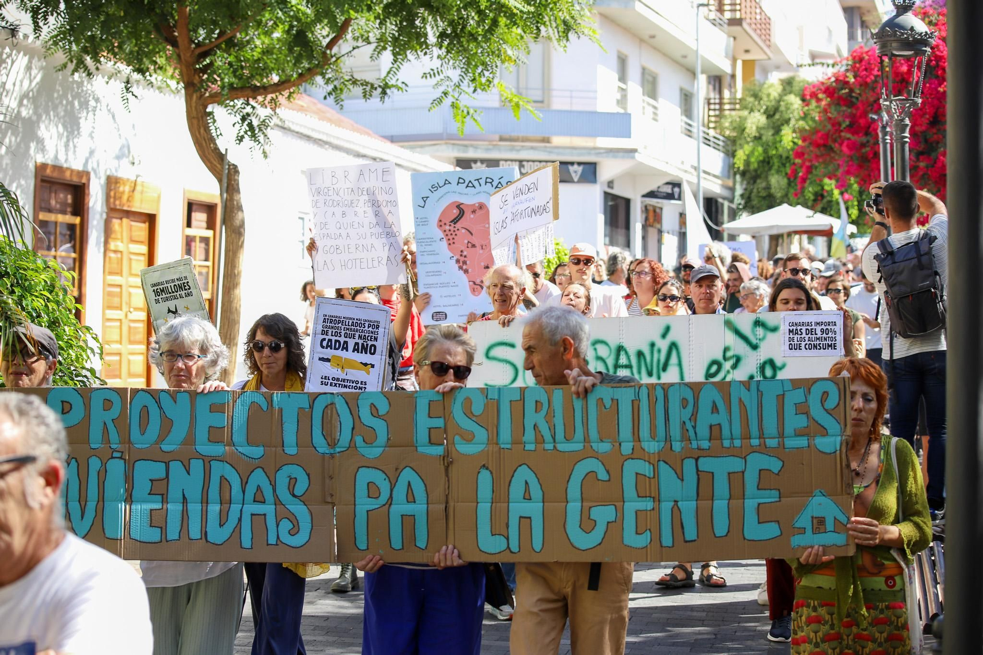 Manifestación en Los Llanos de Aridane bajo el lema 'La Palma tiene un límite'. EFE/LUIS G. MORERA