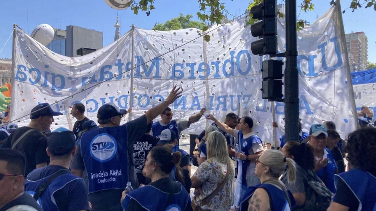 Trabajadores viales presentaron una denuncia penal contra el Presidente de la Nación.