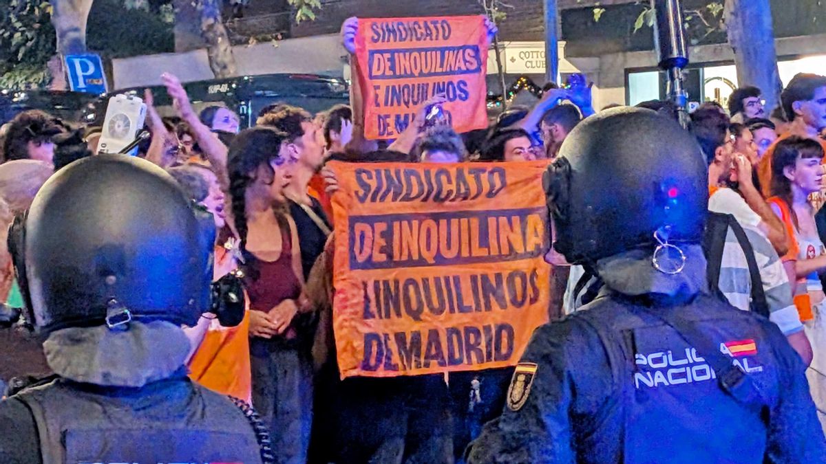 Manifestantes en la concentración frente al ático comprado por el Gobierno de Ayuso