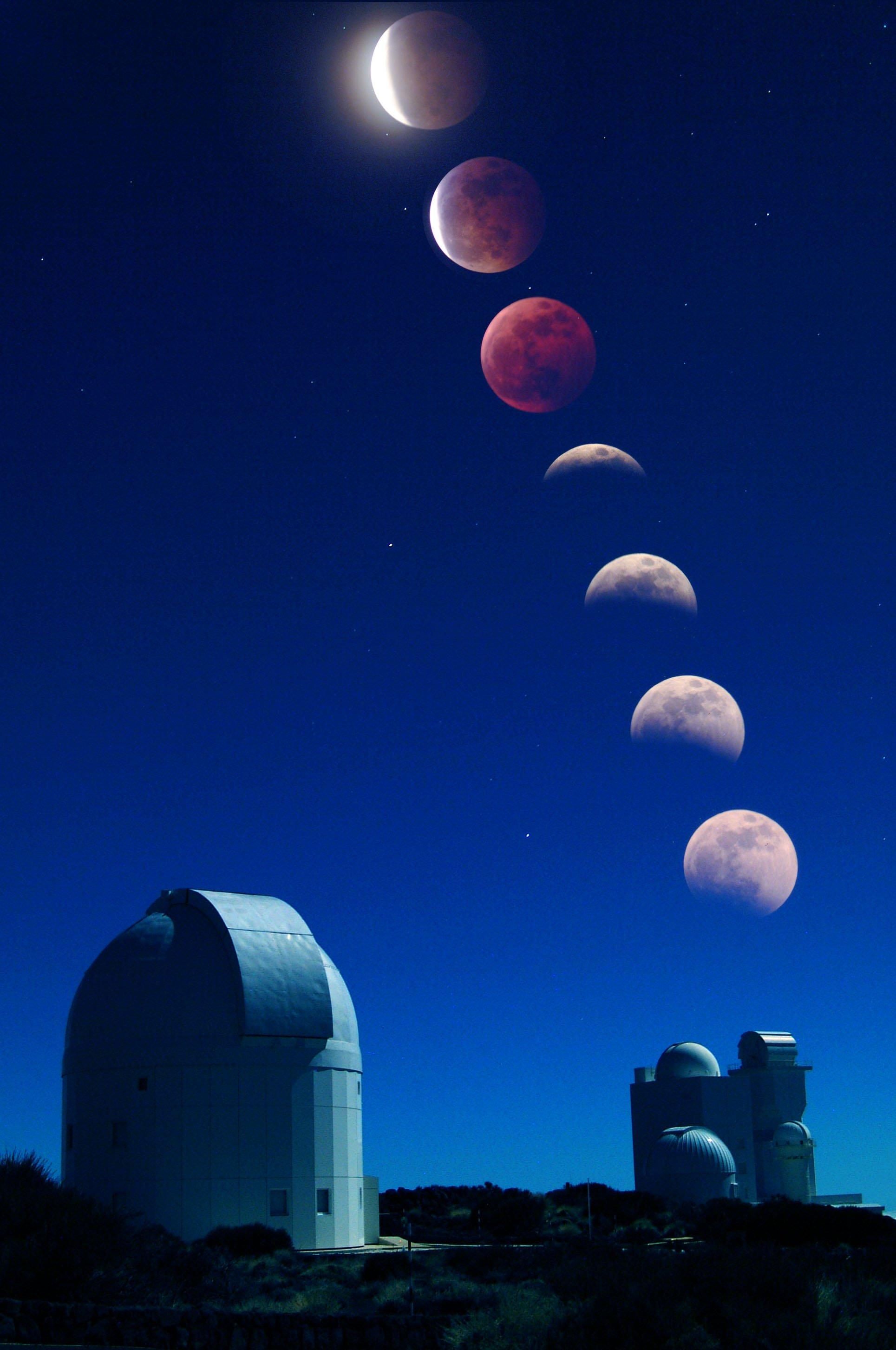 Composición de un eclipse de Luna en el Observatoio del Teide.