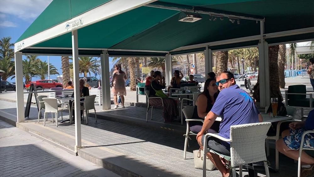 Terraza en San Sebastián de La Gomera, capital de la isla, en el primer día de la fase 1