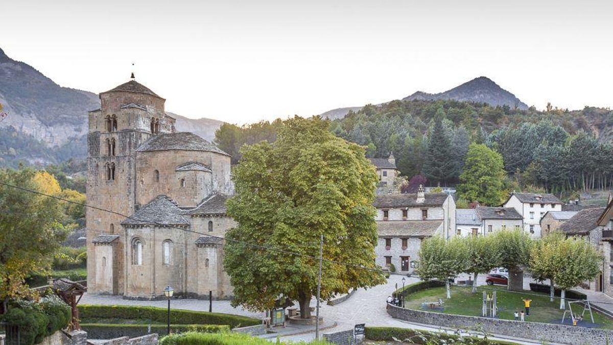 A media hora de Jaca: el pueblo medieval a las puertas del Pirineo aragonés para ver el eclipse solar del 12 de agosto