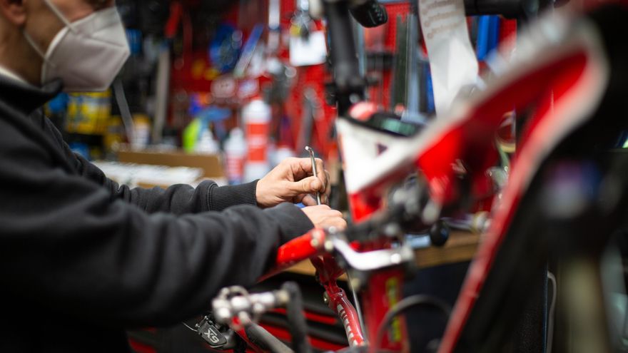 Dos caras del empleo en Euskadi: 1.600 parados más y 5.846 afiliados menos en julio pero mejora con 2024