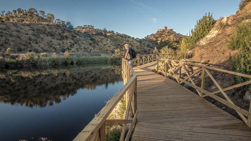 Pasarela de Gaviao y el Castillo Belver al fondo.