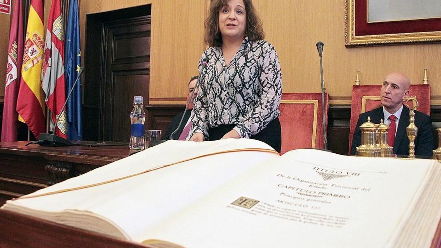 La eurodiputada socialista Iratxe García ha sido la primera mujer en protagonizar en León el Día de la Constitución. / Peio García / ICAL