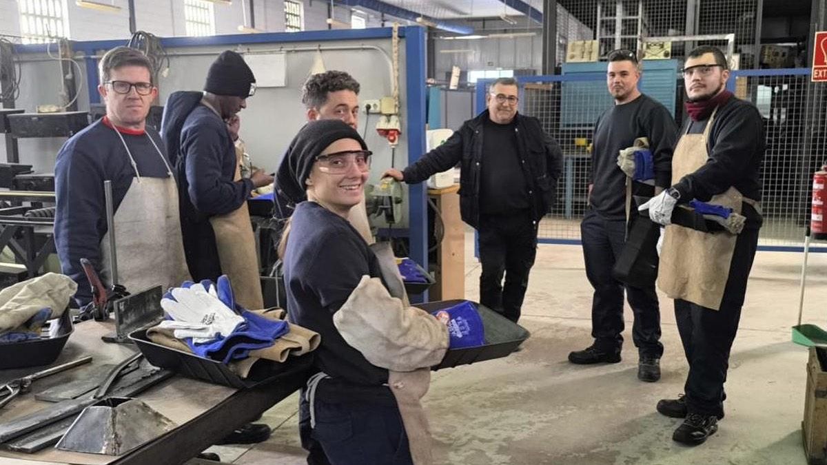 Formación del programa en soldadura, metal y carretilla elevadora.