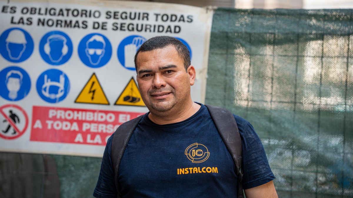 Guillermo, tras salir de su quinto día de trabajo en un nuevo empleo, el primero con derechos en España gracias a la regularización