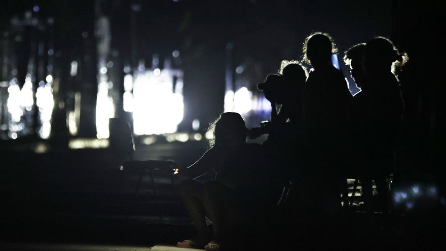 La ciudad de Madrid recupera poco a poco la normalidad aunque "queda alguna calle sin alumbrado", según ha informado esta madrugada en X Emergencias Madrid. EFE/ Ernesto Mastrascusa
