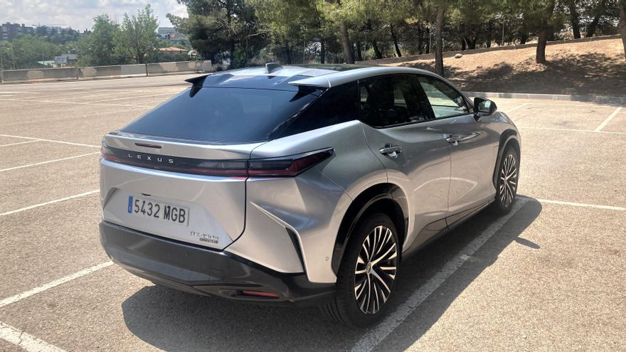 La escultural zaga del Lexus RZ 450e.