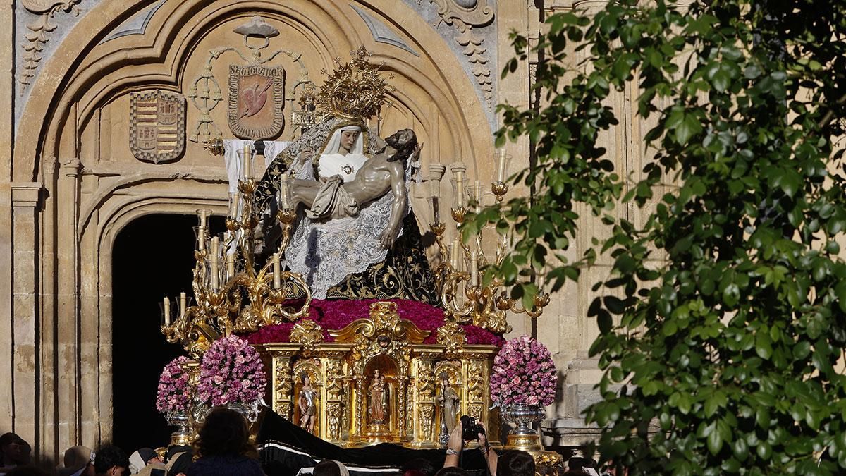 La procesión de la Hermandad de Las Angustias, en imágenes