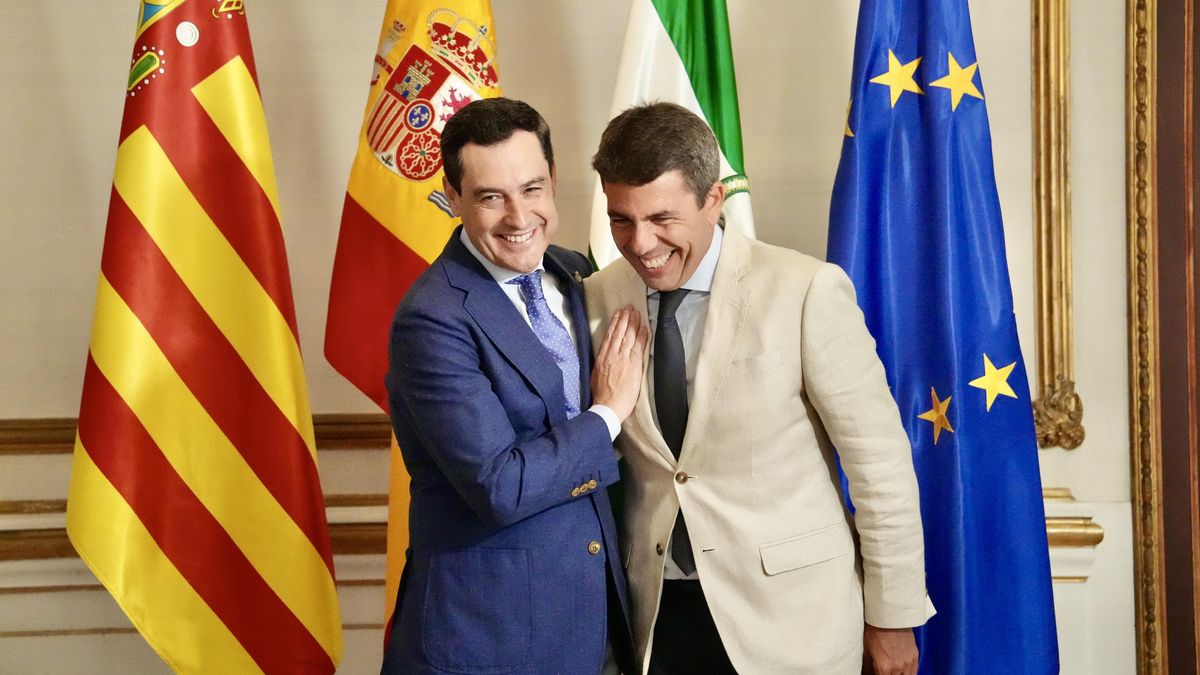 El presidente de la Junta de Andalucía, Juanma Moreno, y el presidente de la Generalitat Valenciana, Carlos Mazón, reunidos en Sevilla.