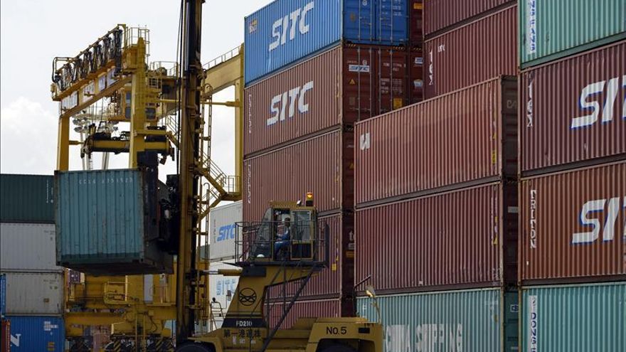 El déficit comercial español hasta abril se reduce el 59,4 por ciento