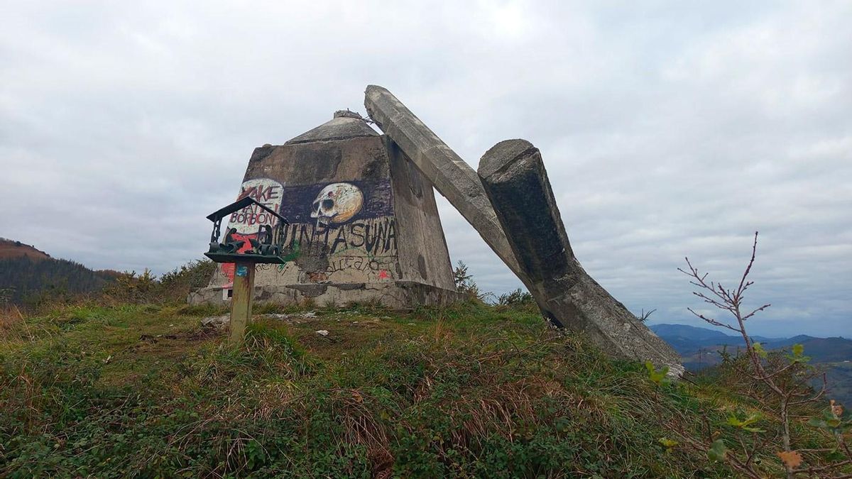 Abogados Cristianos lleva a los tribunales el derribo de una cruz en Elgoibar en memoria de un Borbón sublevado