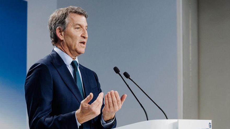 El presidente del Partido Popular, Alberto Núñez Feijóo, durante una rueda de prensa, en la sede del PP