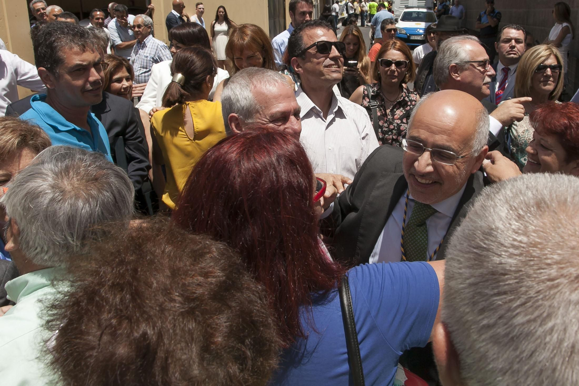 Antonio morales es felicitado tras ser investido como presidente del Cabildo