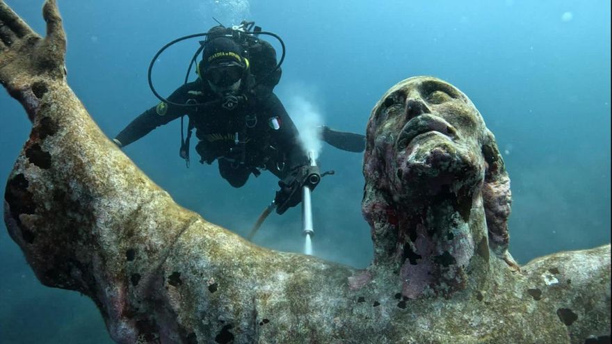 Limpian la escultura del Cristo del Abismo en las profundidades del mar italiano