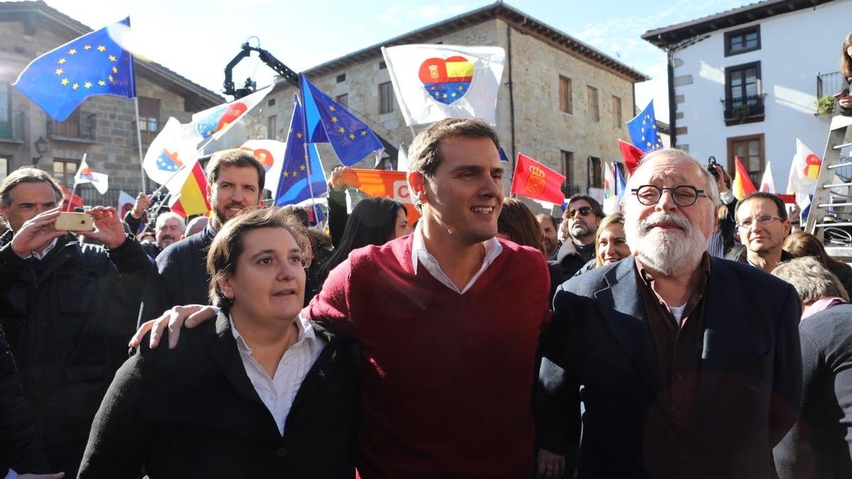Tensión e insultos en el acto de Ciudadanos en Alsasua en apoyo a la Guardia Civil