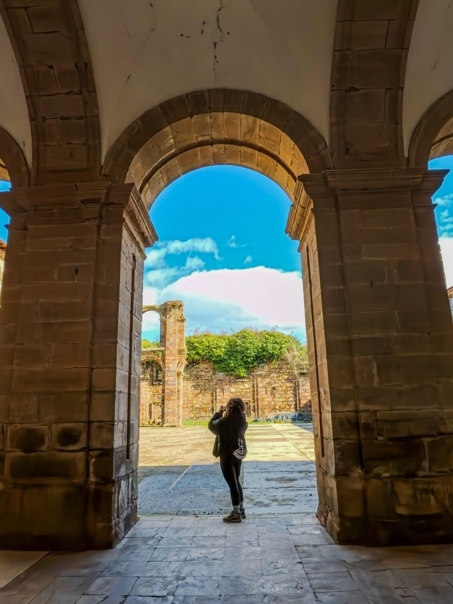 Mónica Guedes, en una visita al Monasterio de Vega de Espinareda. 