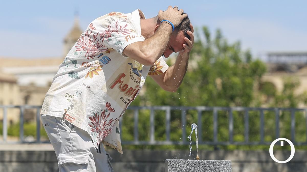 Turistas intentan combatir el calor