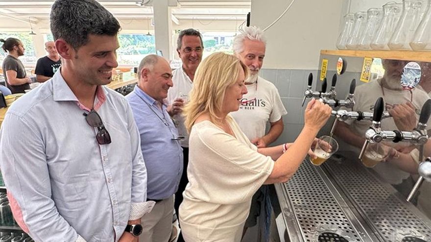 La consejera de Alimentación, María Jesús Susinos, visita la factoría de cerveza DouGall's