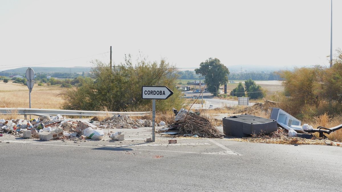 Escombros y enseres en la carretera de salida del cementerio de La Fuensanta