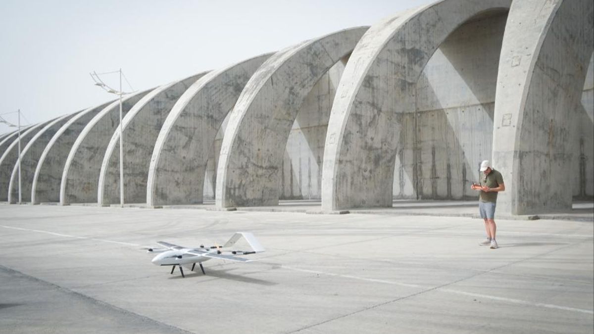 Dron construido en el marco del poryecto PERSEO con ala fija de 3,5 metros de longitud, que despega y aterriza verticalmente, pero que, una vez ha alcanzado una determinada altitud, comienza su vuelo como si se tratara de un avión, durante una prueba en el Puerto de Tazacorte.