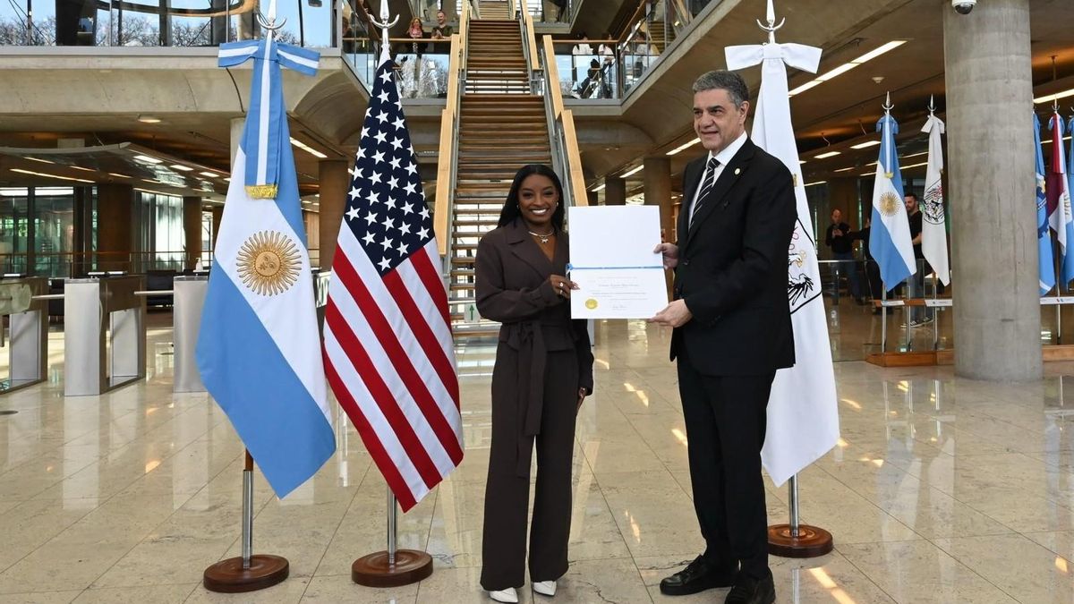 El Jefe de Gobierno de la Ciudad, Jorge Macri, recibió a la atleta multicampeona Simone Biles en la sede de gobierno en Parque Patricios. Fue declarada Huésped de Honor.