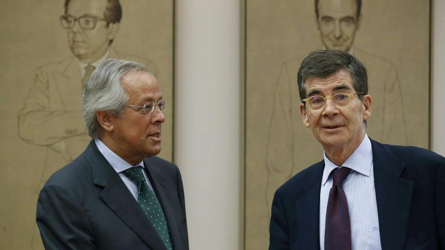 El presidente de la SEPI, Ramón Aguirre, junto al presidente de la Comisión de Presupuestos, José Enrique Serrano, a la derecha, en imagen de archivo