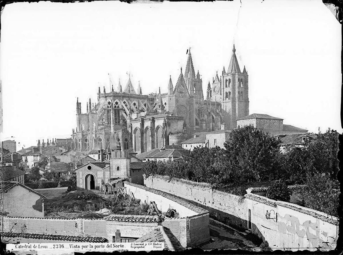 Foto de Jean Laurent de la Catedral de León desde el barrio de San Pedro en el siglo XiX.