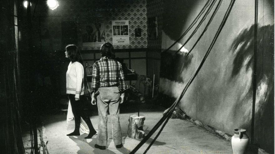 Dos actores del grupo Caroca durante el ensayo la obra "Tri-poder" de Isaac Cuende.